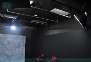 Read more about the article Wide Sets, Hard Light and Loft Atmosphere